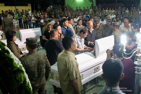 President Duterte honors soldiers killed during Samar encounter.